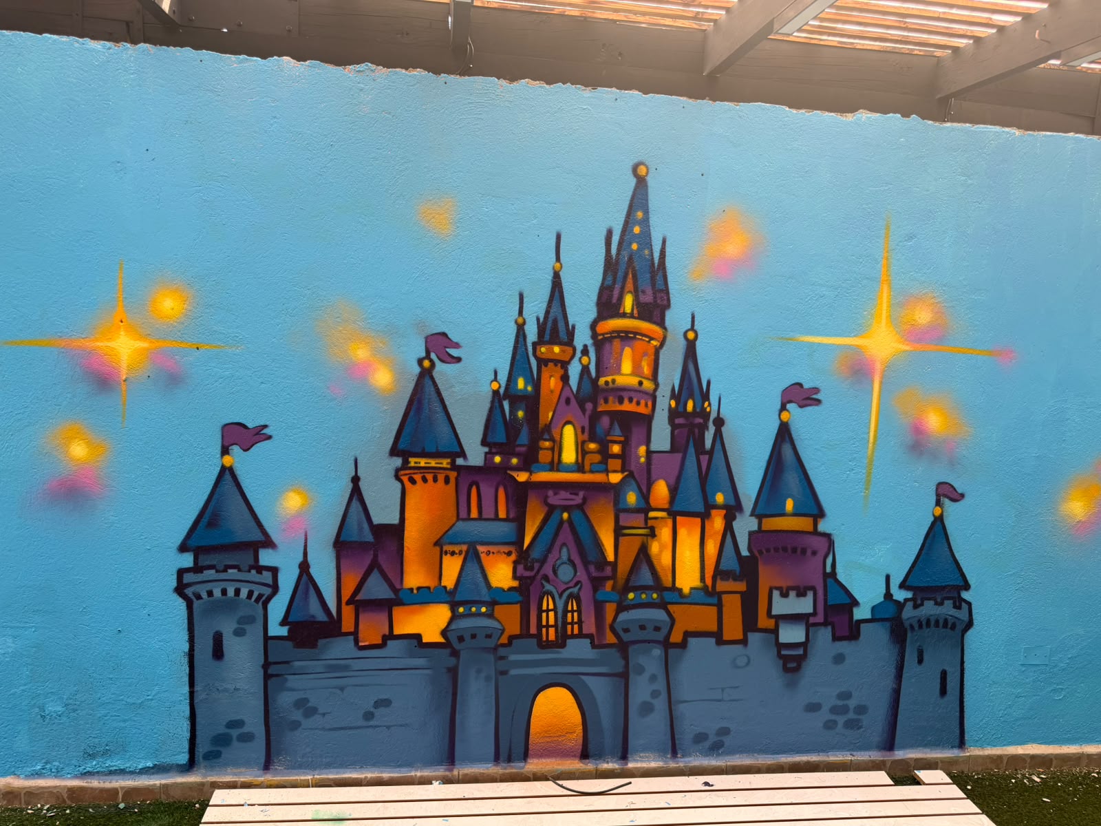 Mural de un castillo mágico en Pelotero Kids